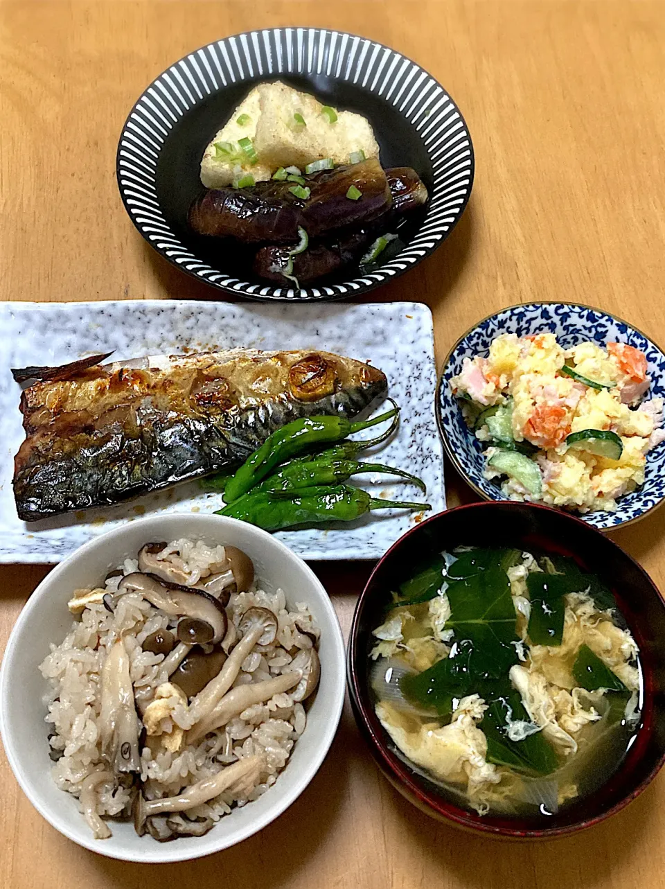 Snapdishの料理写真:きのこの炊き込みご飯　揚げ茄子と揚げ出し豆腐　鯖の塩焼き　ポテトサラダ|よしみさん