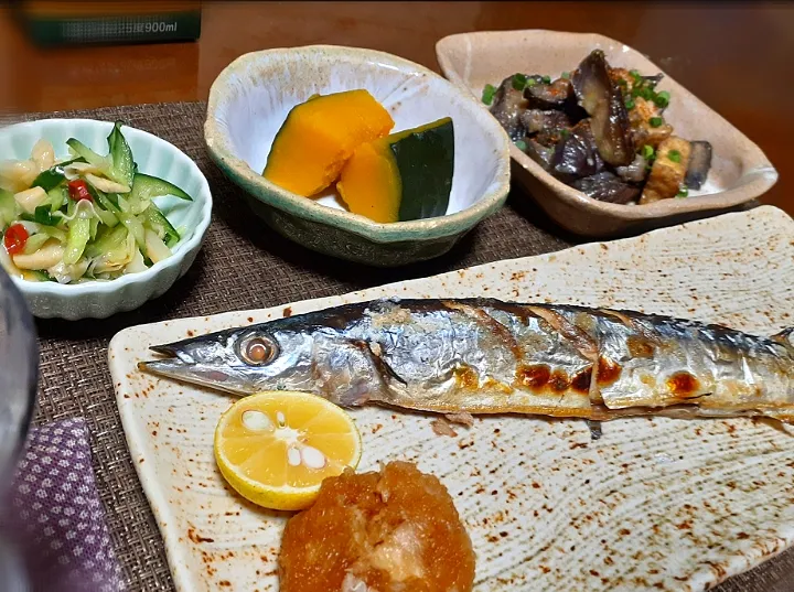 Snapdishの料理写真:秋刀魚　塩焼き🐟
厚揚げと茄子味噌炒め🍆
かぼちゃ煮
きゅうりとやわらぎメンマ和え🥒|びせんさん