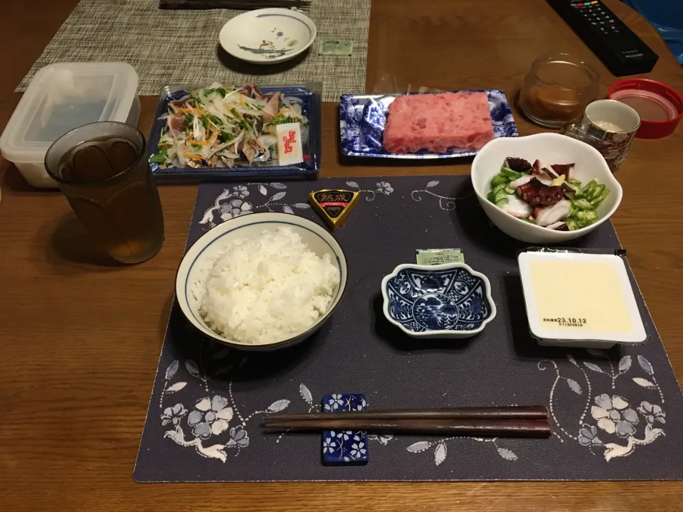 Snapdishの料理写真:ご飯、大めばちまぐろのたたき、鰹のたたきのっけ盛り、タコときゅうりとオクラの酢の物、冷奴、沢庵、プロセスチーズ、六条麦茶、森永マミーの寒天(夕飯)|enarinさん