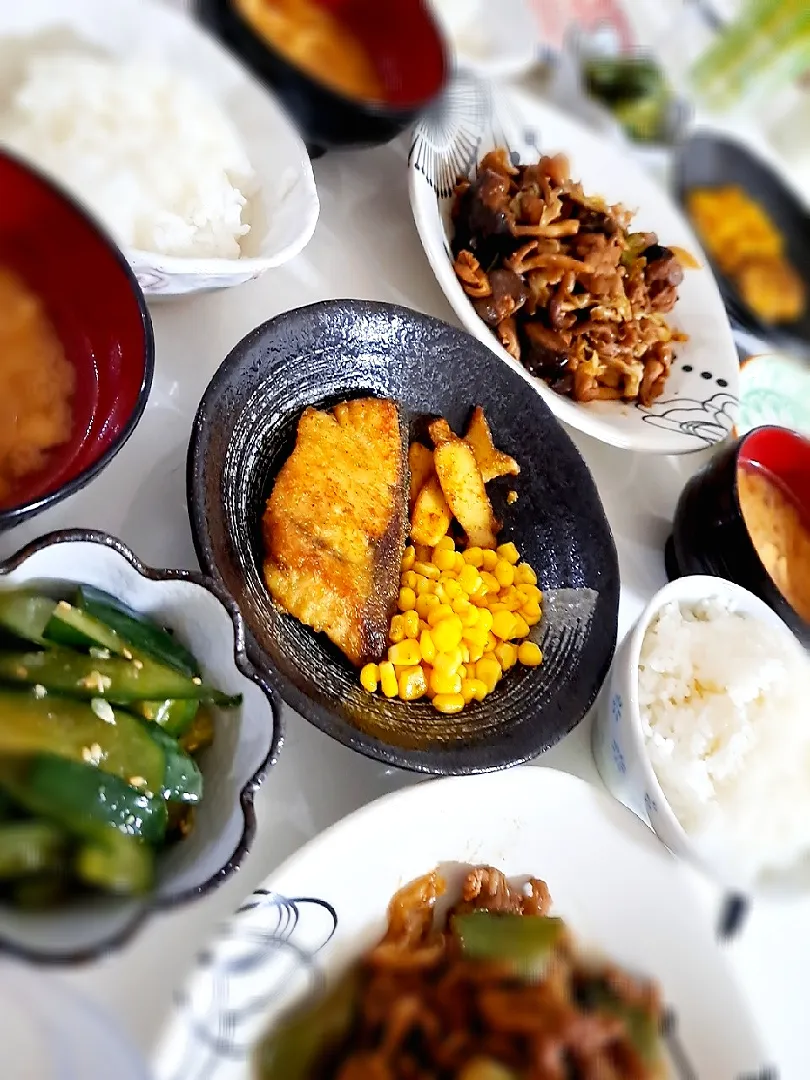 夕食(,,>᎑<,,)
豚肉と野菜の味噌甘辛炒め
ブリとエリンギのカレー炒め
やみつききゅうり
おみそ汁(玉ねぎ、油揚げ)|プリン☆さん