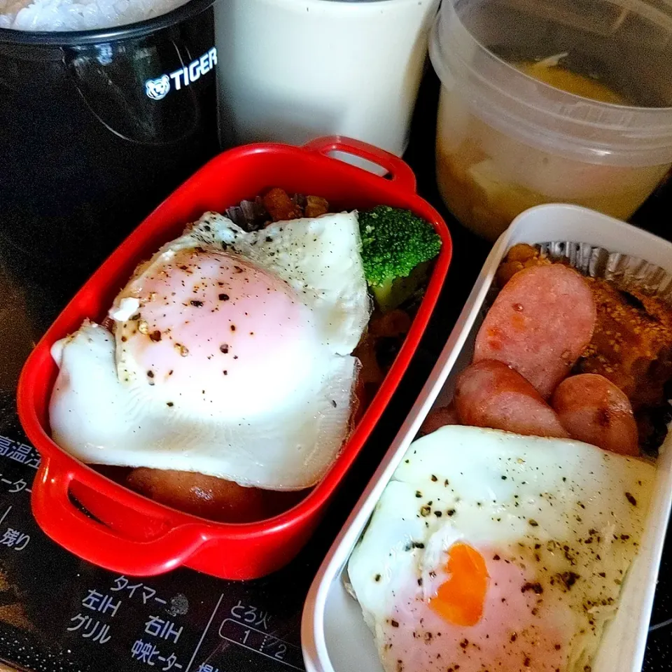 息子と私のお弁当☘阿蘇のふもとのフランクフルト〜ひばり工房〜／きのこと合い挽きのミートグラタン／目玉焼き／具沢山お味噌汁〜酒粕入り〜|チョコさん