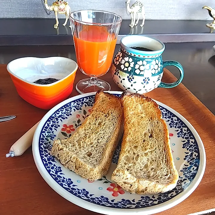 Snapdishの料理写真:平日朝ごはん☕️🍞🌄シリアルブレッドのトーストとオーツヨーグルト🥄|ふふさん