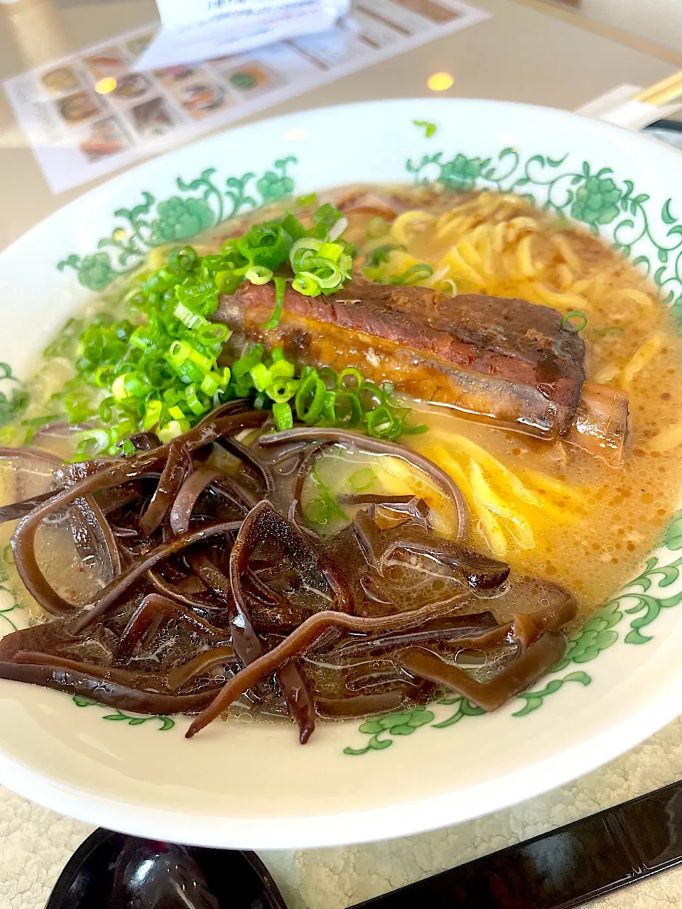 Snapdishの料理写真:とんこつラーメン！煮込みスペアリブつき！|Tomyさん