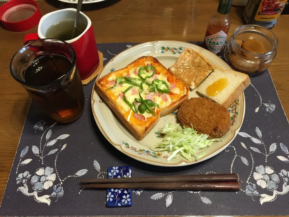 Snapdishの料理写真:ピザトースト、ピーナッツバタートースト、spoon freeフルーツスプレッドトースト、コロッケ、千切りキャベツ、沢庵、スープ、烏龍茶(昼飯)|enarinさん