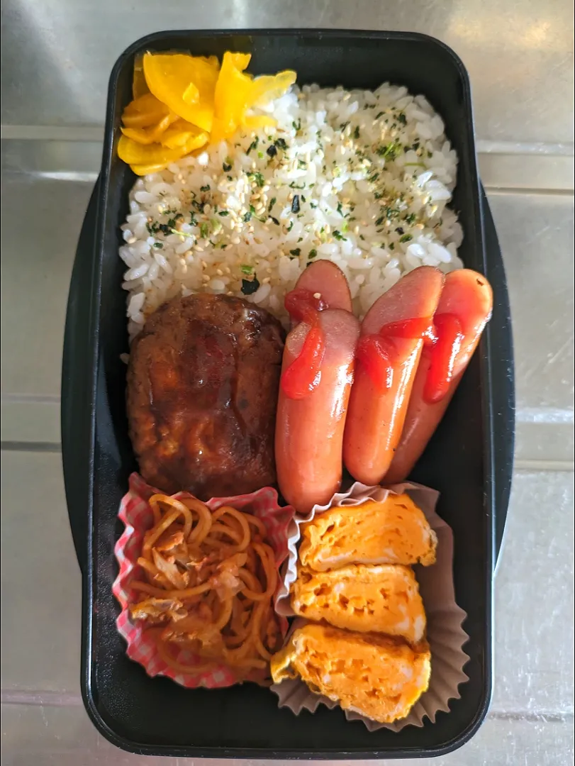 旦那弁当　2023/10/13

チーズインハンバーグ
ウインナー
玉子焼き
ミートパスタ|ユキヨメ♪さん