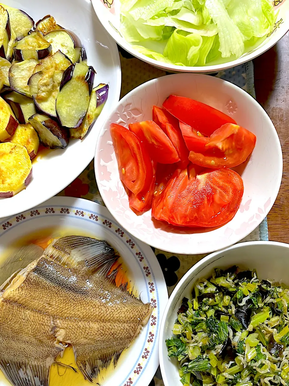 カレイの煮付け　さつまいも🍠と茄子🍆の焼き浸し　トマト🍅　レタス🥬　蕪の葉の佃煮|4jinoanataさん