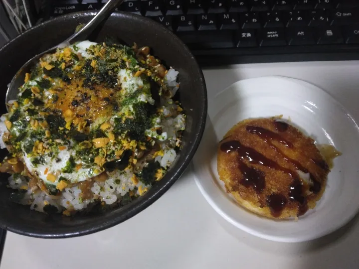 なめ茸と肉そぼろ入りショゴス丼＆カニクリームコロッケ(冷食)|darkbaronさん