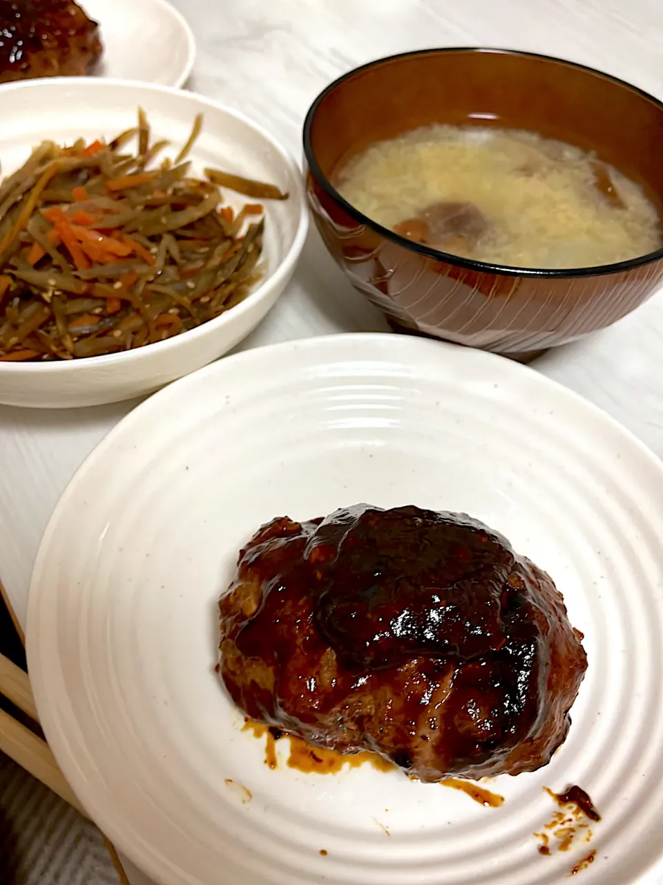 ハンバーグ　きんぴらごぼう　落葉キノコの味噌汁|コさん