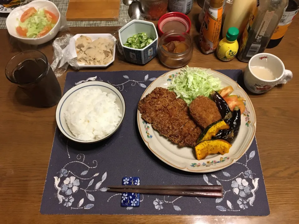 ご飯、トンカツ、コロッケ、ナスとカボチャの素揚げ、トマト、千切りキャベツ、卯の花のお惣菜、沢庵、六条麦茶、森永マミーの寒天(夕飯)|enarinさん