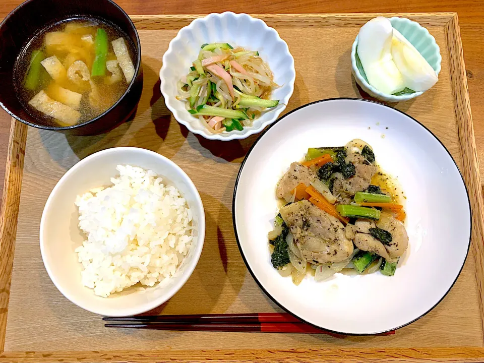 今日の夜ご飯(バジル野菜チキン、もやしサラダ、いんげんと油揚げの味噌汁、りんご)|cocomikaさん