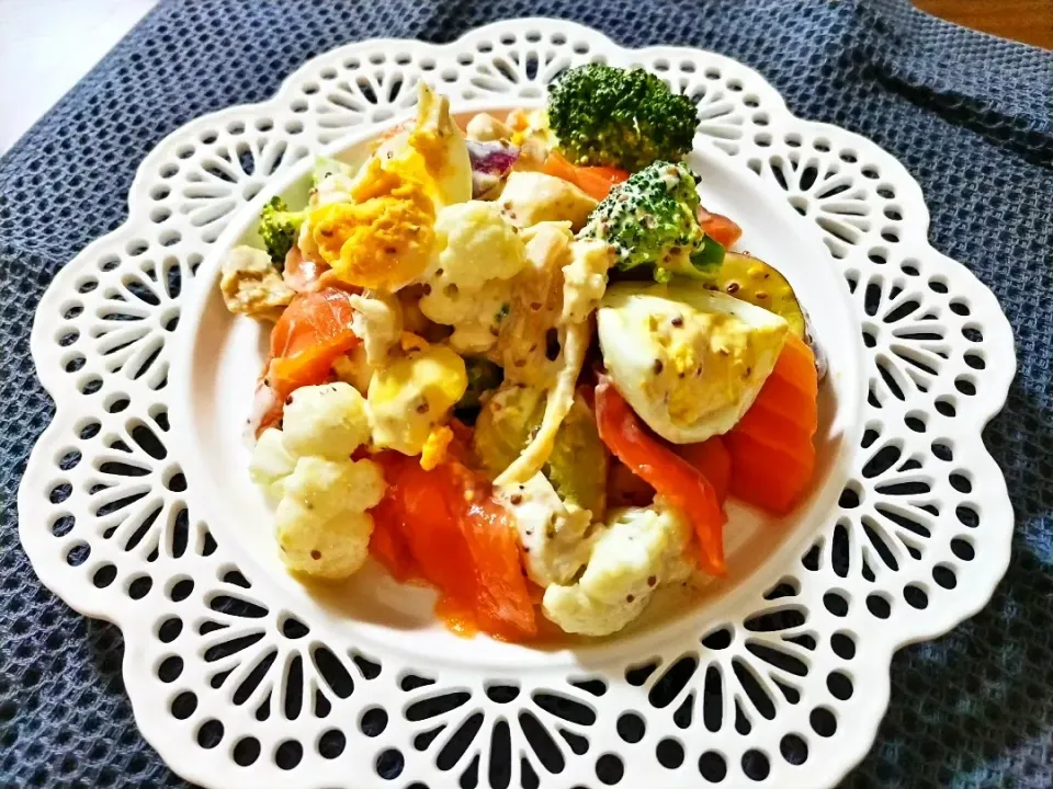 サーモンとプレーンサラダチキンのデリ風サラダ|vege食堂さん