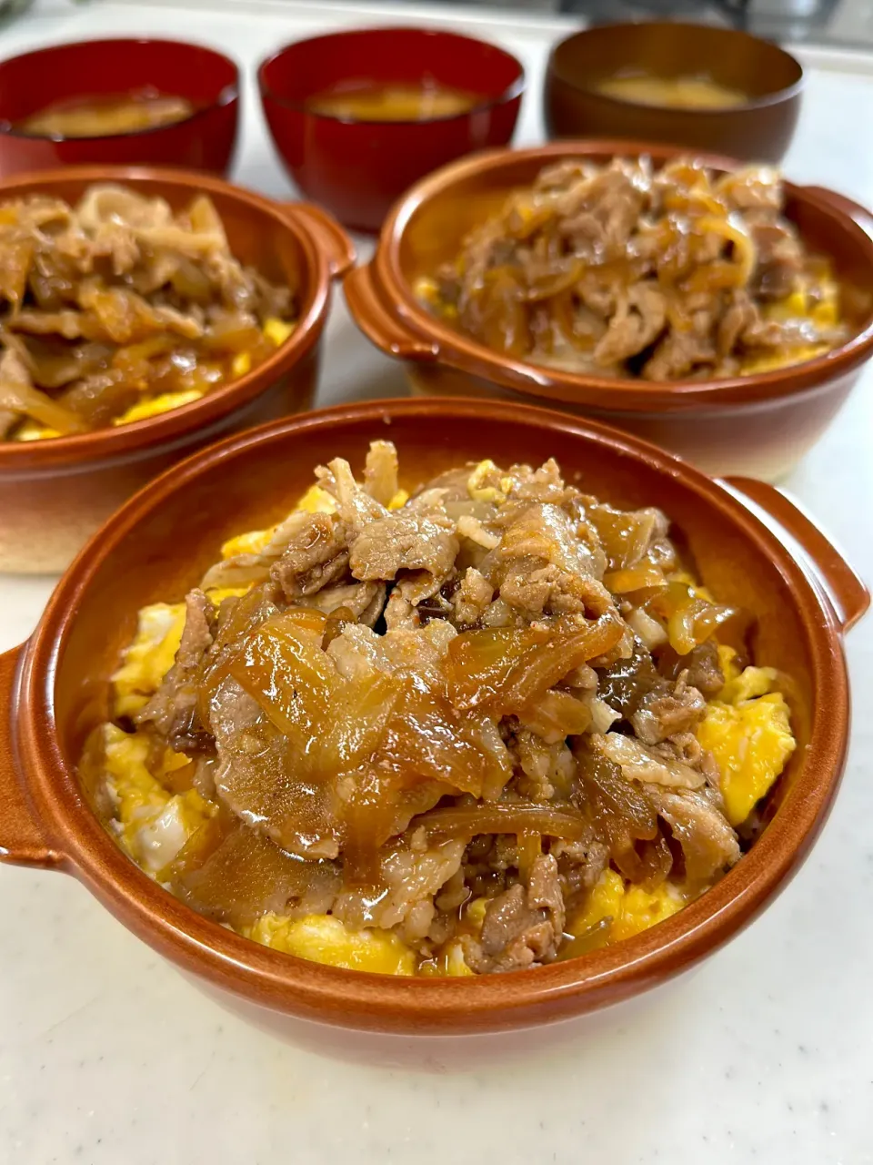 お昼は豚こまの焼肉丼と白菜たっぷり豚汁。|ゆーこ。さん