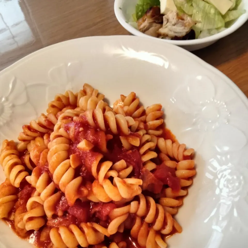 Snapdishの料理写真:トマトパスタ　鶏の照焼とQBBベビーチーズのサラダ|小吉さん