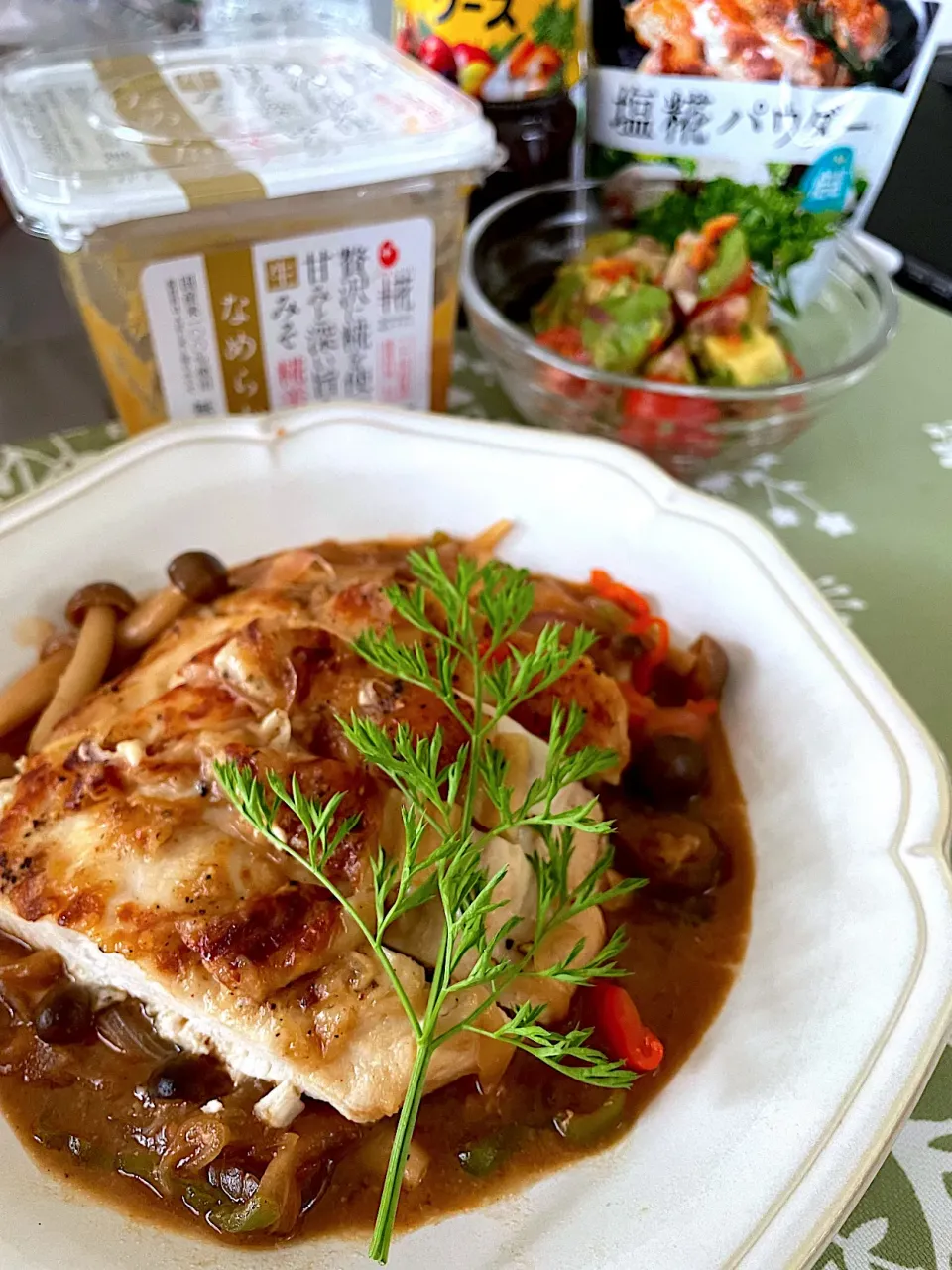 きのこの万能味ソースチキンステーキ🍄 🐓                                                      アボカドとトマトの万能味ソースマリネ🥑🍅|yucca@さん