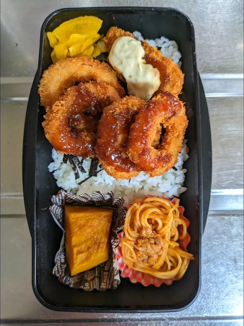 旦那弁当　2023/10/14

白身魚のフライ
イカリング
ミートパスタ
かぼちゃの煮物|ユキヨメ♪さん