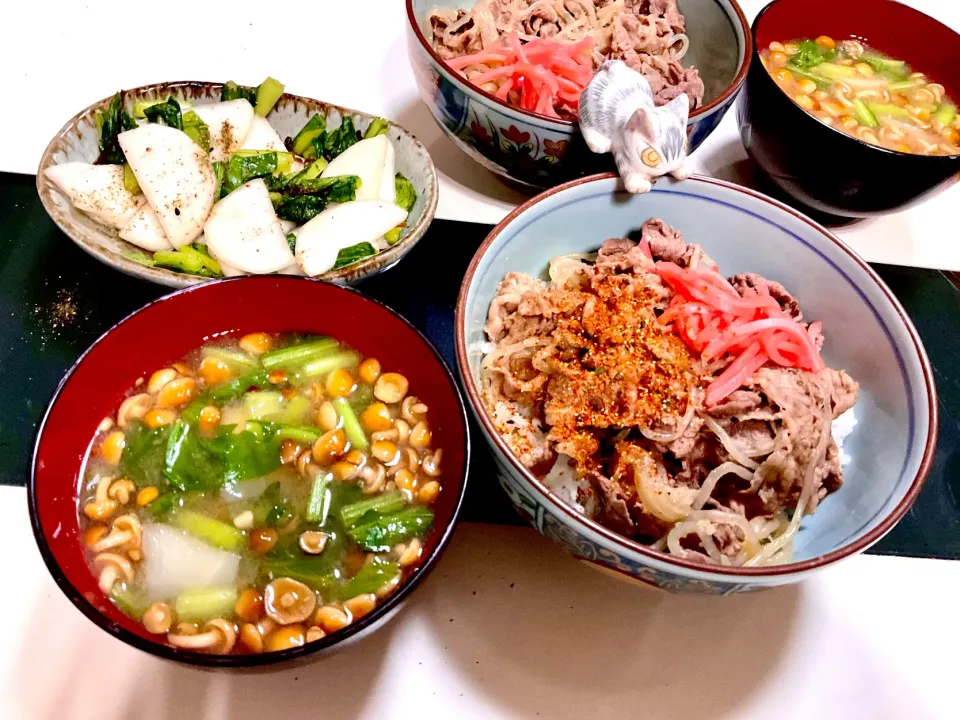 Snapdishの料理写真:お家で作る吉野家風の味付けの牛丼(糸こんにゃく入り)味噌汁はカブとナメコ　カブの浅漬けで晩御飯
#お家で牛丼
#和牛半額
#玉ねぎ多め
#糸こんにゃく入り
#七味はふりかけ|Takeshi  Nagakiさん