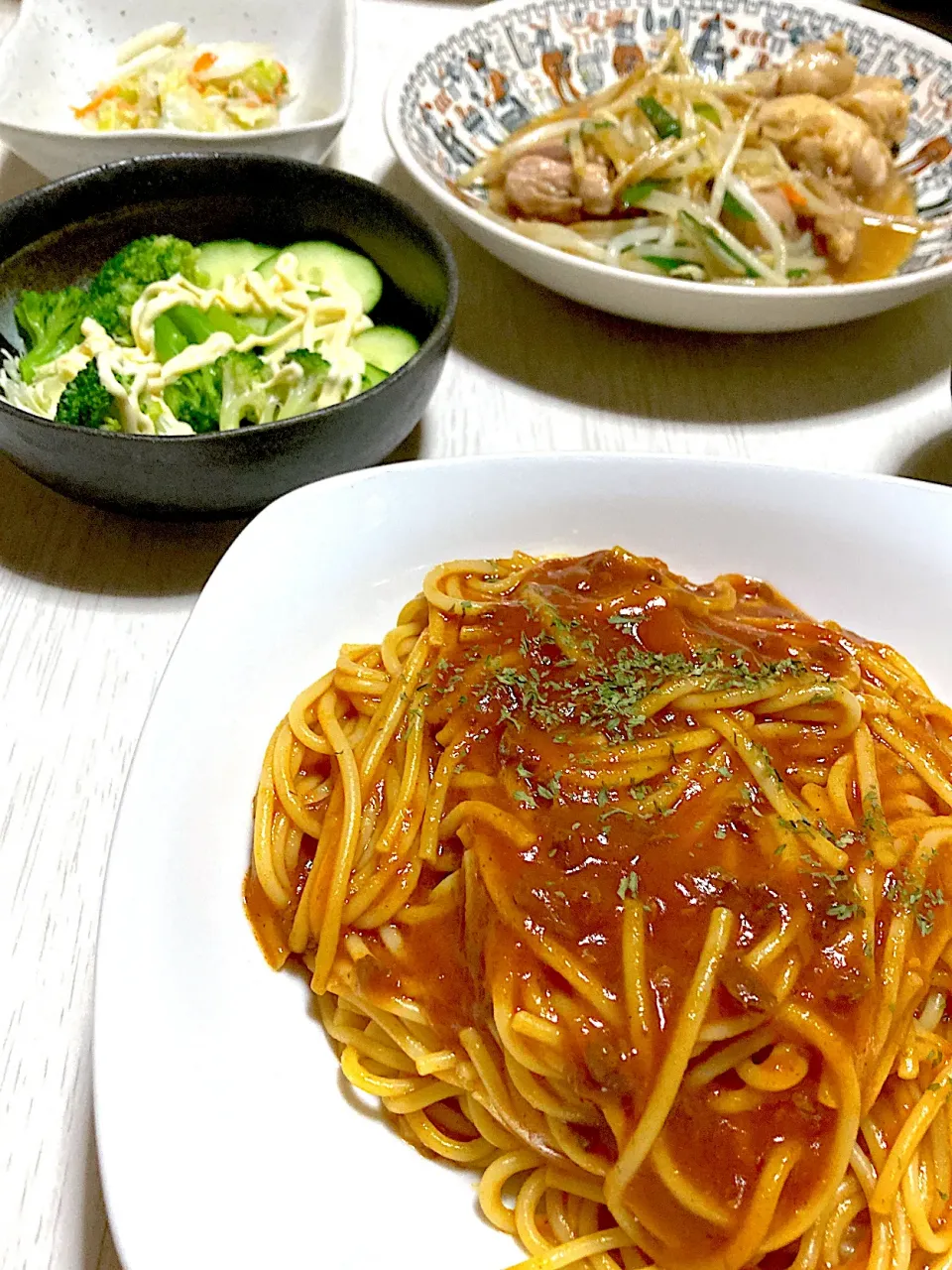 Snapdishの料理写真:デミグラスミートパスタ、サラダ、お漬け物、鶏もも野菜炒め|Ayaさん