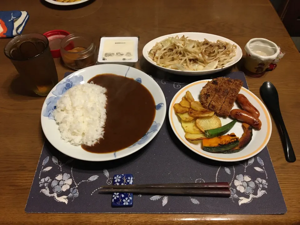 カレーライス、揚げ焼きしたメンチカツ、ウインナー炒め、ジャガイモとオクラと薄切りかぼちゃのソテー、もやしとキャベツと玉ねぎと青唐辛子の野菜炒め、冷奴、沢庵、六条麦茶、森永マミーの寒天(夕飯)|enarinさん