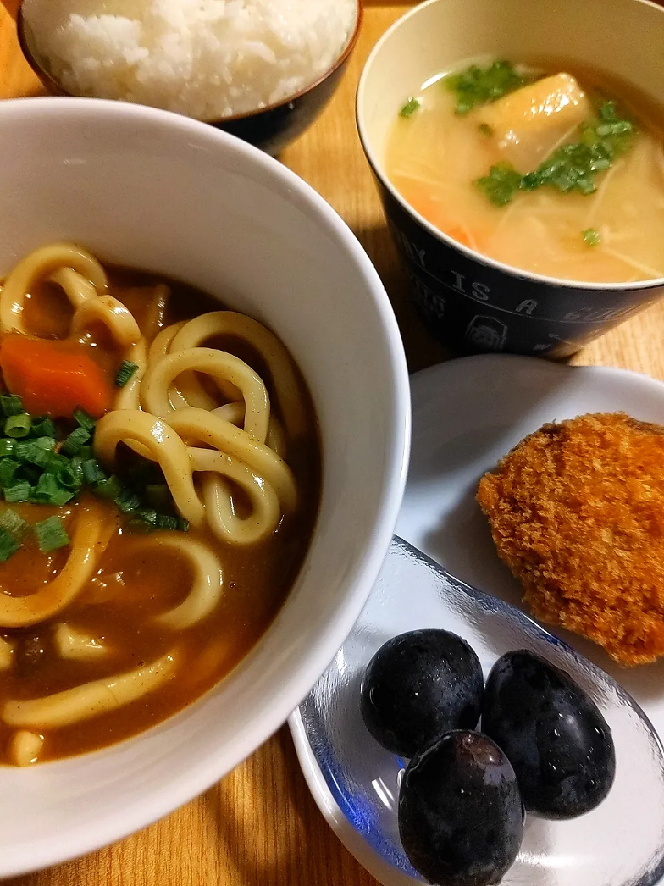 カレーうどん／具沢山お味噌汁／唐十メンチカツ／長野パープル／白ご飯☘|チョコさん