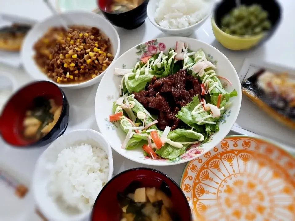 夕食(,,>᎑<,,)
牛ハラミ焼き&サラダ🥗
エリンギとコーンのそぼろ煮
山形だし
おみそ汁(ワカメ、豆腐、油揚げ)|プリン☆さん