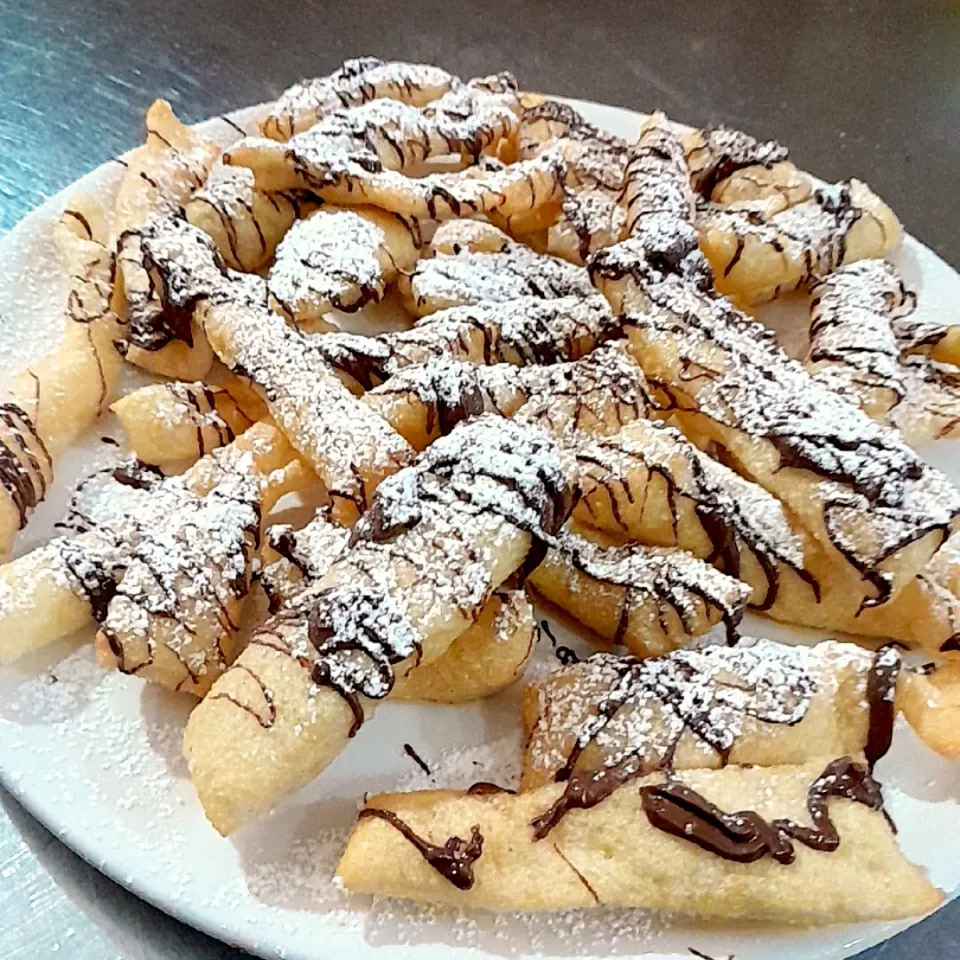 straccetti with Nutella and icing sugar|Giovannina Napolitanoさん