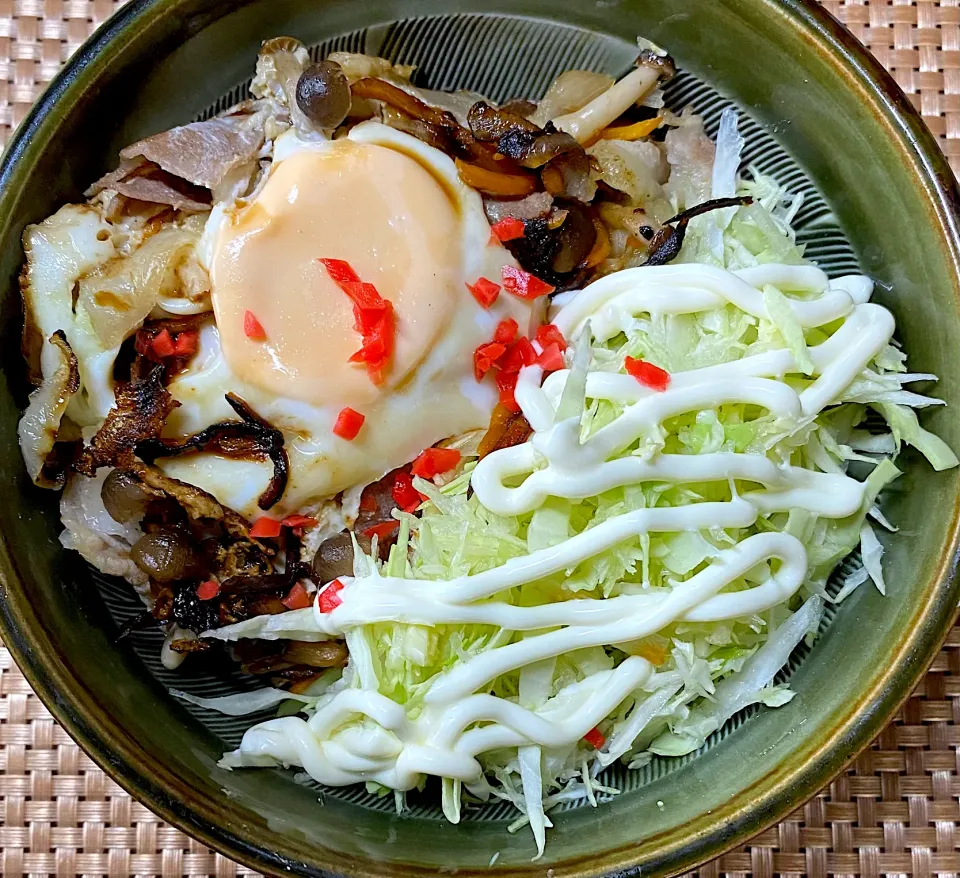 🐷豚の生姜焼き丼|すくらんぶるえっぐさん