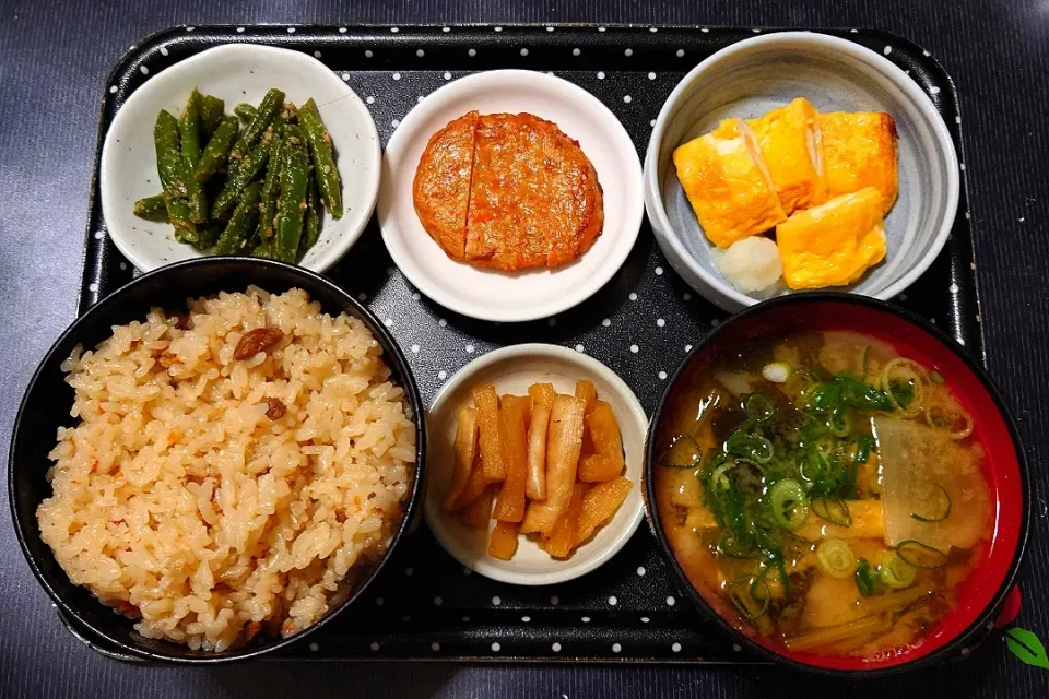 今日の朝ごはん（炊き込みご飯（鶏ごぼう）、玉子焼き、揚げ天、いんげんのごま和え、かぶのみそ汁、割干大根漬）|Mars＠釜飯作り研究中さん