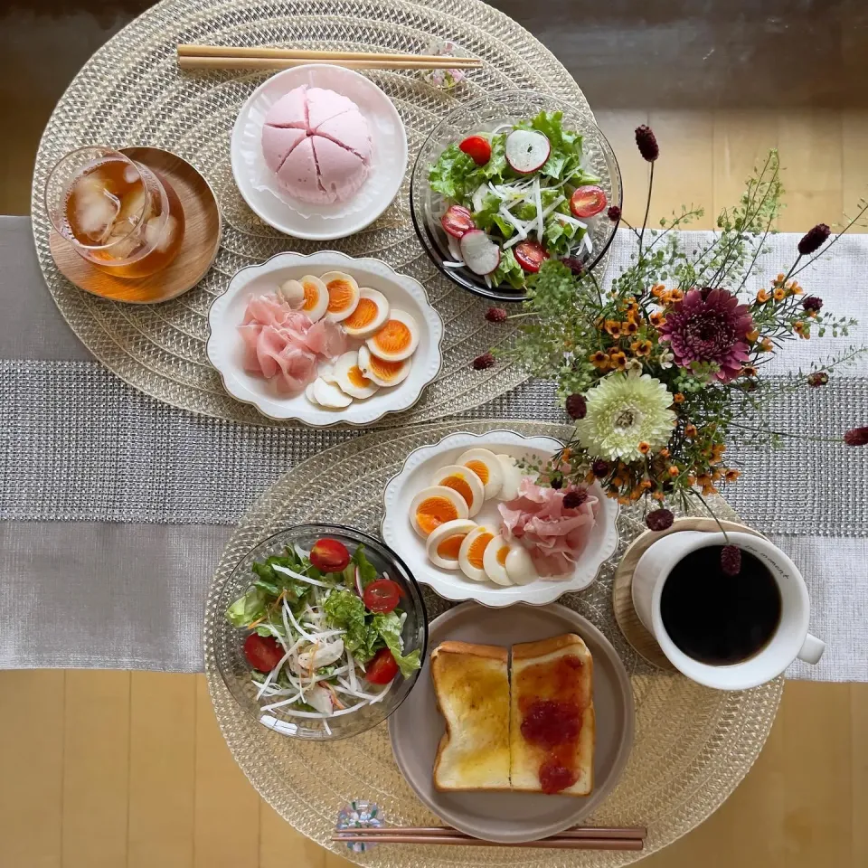 10/15❤︎休日モーニング🌱✨
かなり強い雨☔️…寒いです

・極生"北海道ミルクバター"食パン 
・いちごジャムトースト
・ポケモンいちご蒸しケーキ
・半熟煮たまごと生ハム
・グリーンサラダ|Makinsさん