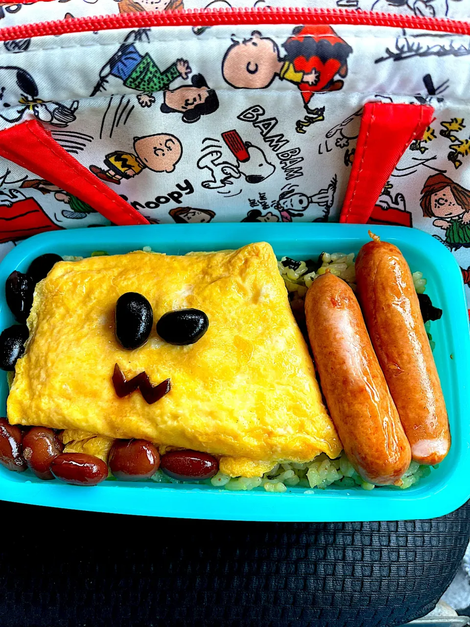 Snapdishの料理写真:#昼飯　黒豆昆布の顔(・w・)//チーズオムレツとウインナーと子持ち昆布乗せロウカット玄米野沢菜胡麻油風味混ぜご飯子持ち昆布挟み弁当|ms903さん