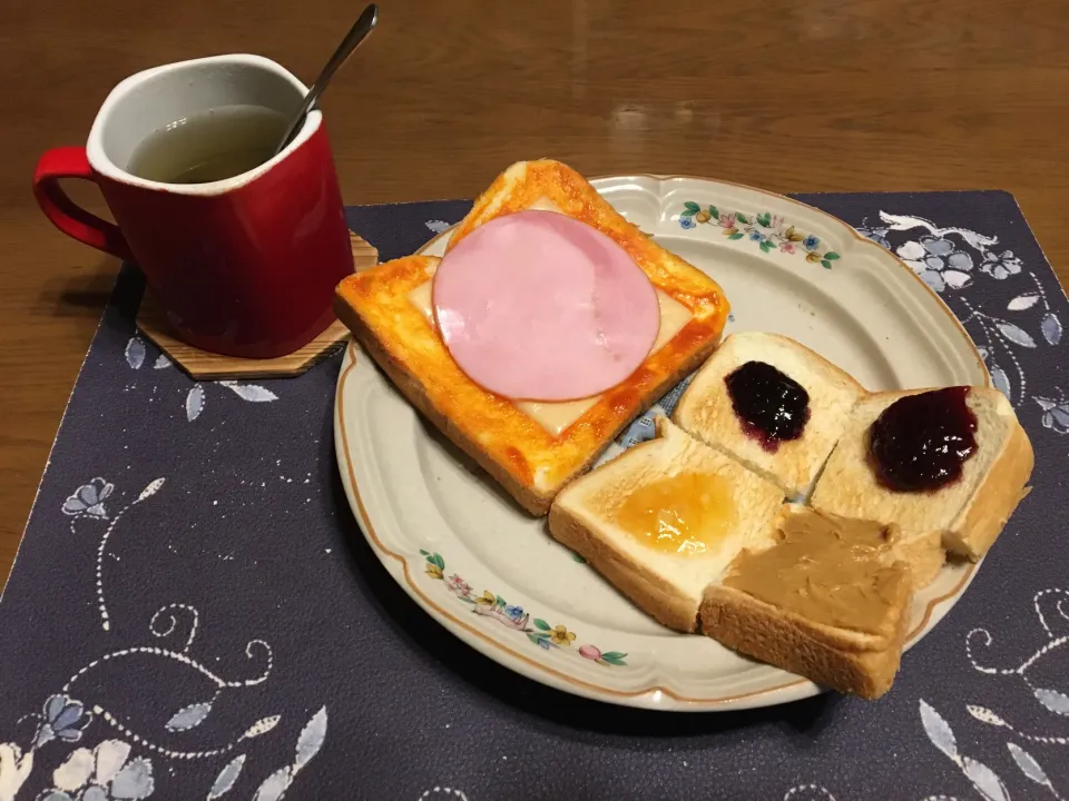 ハムチーズトースト、ブルーベリーパン、ピーナッツバターパン、タマネギスープ(朝ご飯)|enarinさん