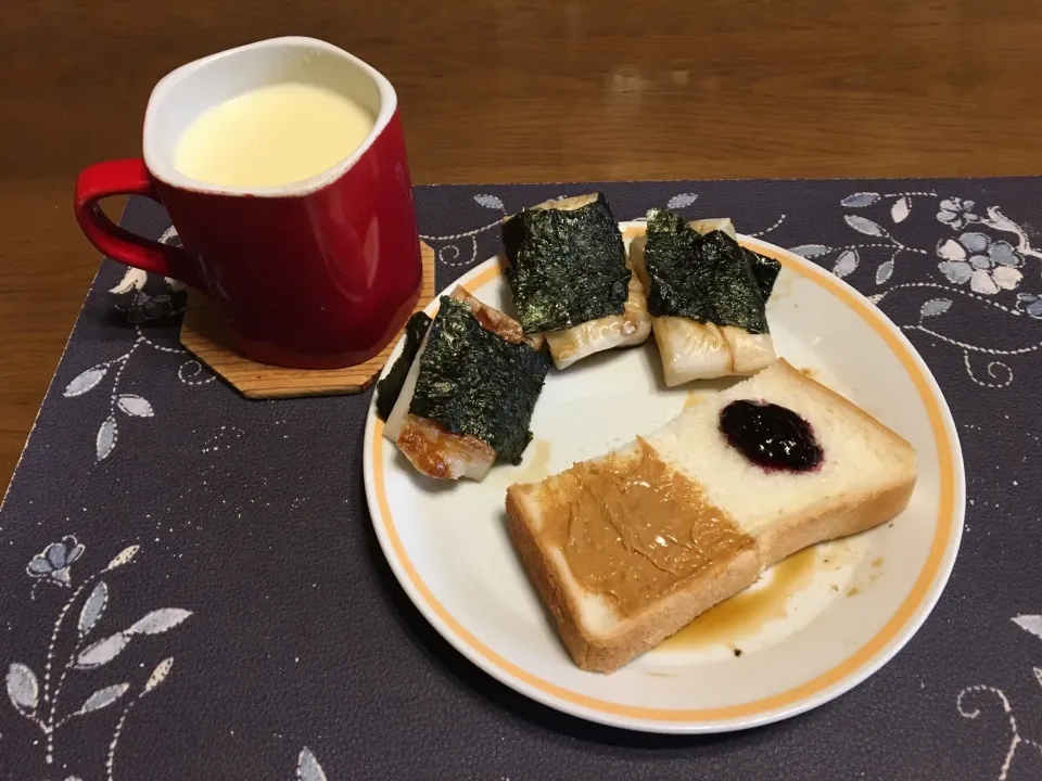 磯辺餅、ブルーベリーパン、ピーナッツバターパン、コーンスープ(昼飯)|enarinさん