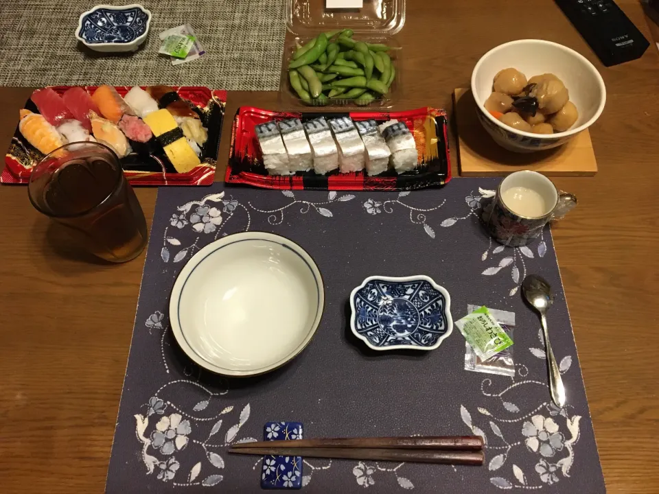 Snapdishの料理写真:握り寿司、〆鯖の押し寿司、煮物、枝豆、ご飯、海苔の佃煮、辛子明太子、六条麦茶、森永マミーの寒天(夕飯)|enarinさん