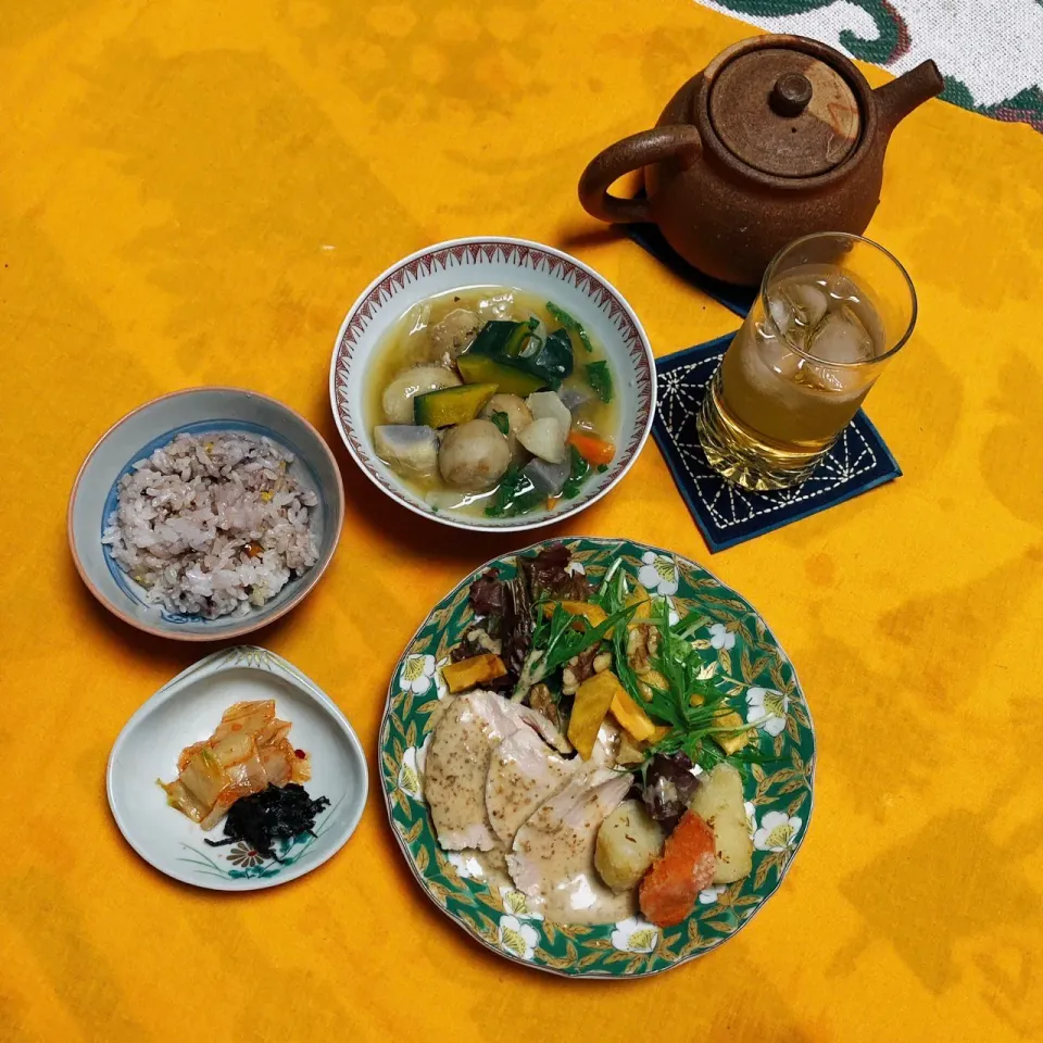 grandmaの晩ごはん☆ 今夜は小芋と大根のお味噌汁…秋の味　鶏胸肉のハム、水菜と柿とクルミのサラダ…これも秋の味　頂きます|kaoriさん