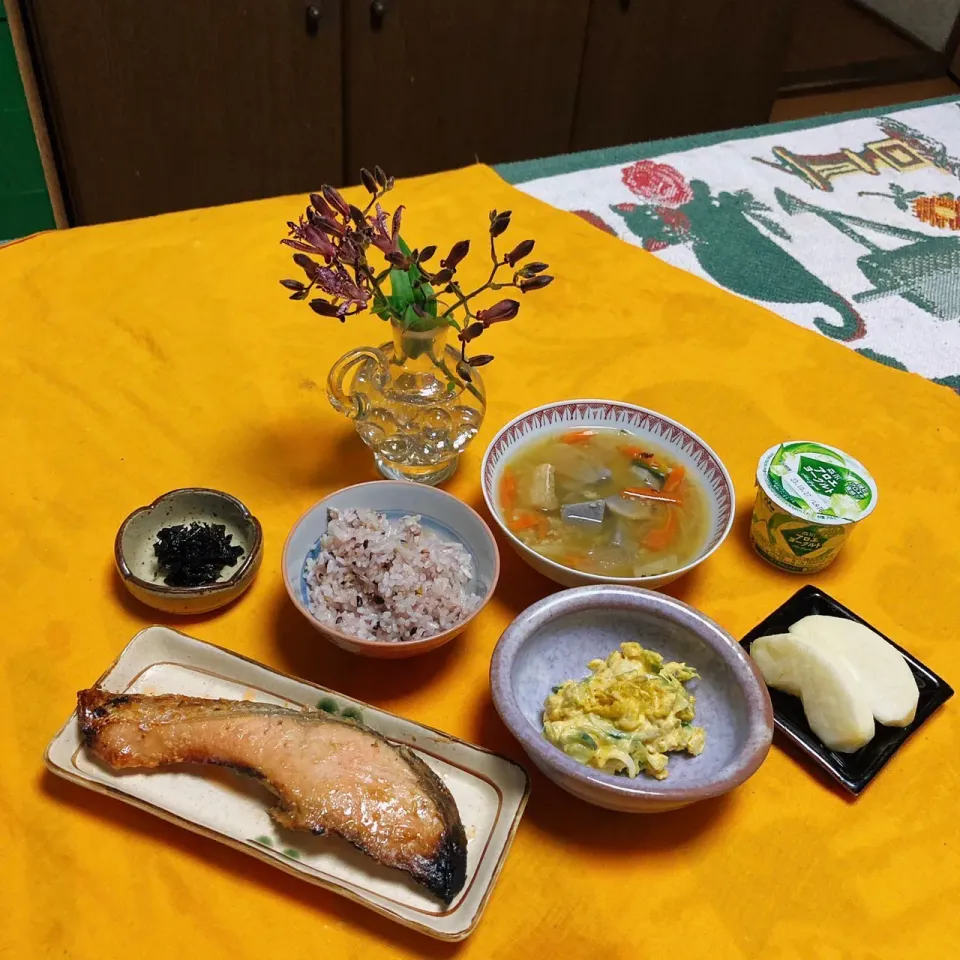 grandmaの晩ごはん☆ 残ってた味噌汁とカボチャサラダに鮭の味噌漬けで頂きます|kaoriさん