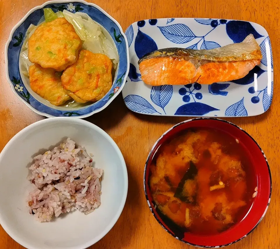 2023 1010　鮭の塩焼き　揚げかまとキャベツのレンジ煮　なめことわかめのお味噌汁|いもこ。さん