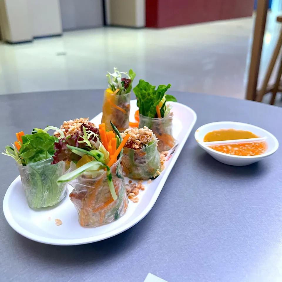 Rice paper salad rolls with fish and mango|skyblueさん