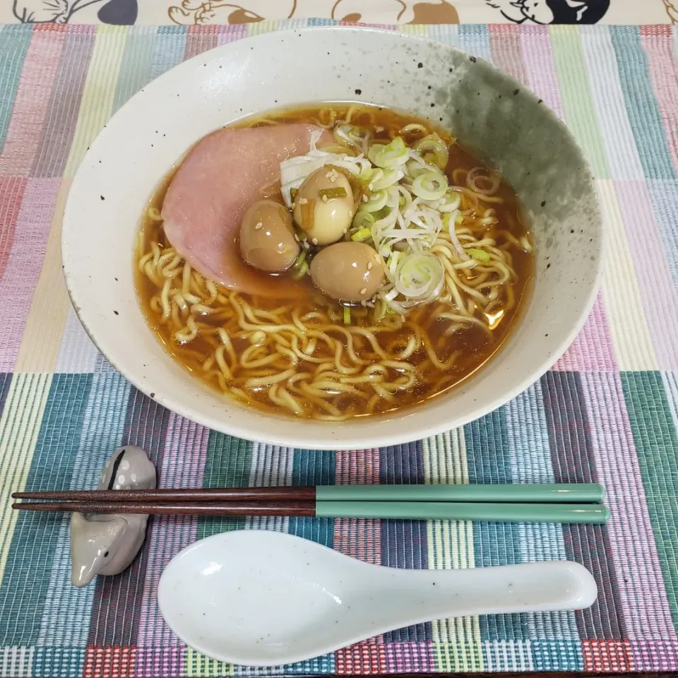 Snapdishの料理写真:ひとり暮らしの休日昼ごはん
ラーメンに煮卵|keeijnsさん