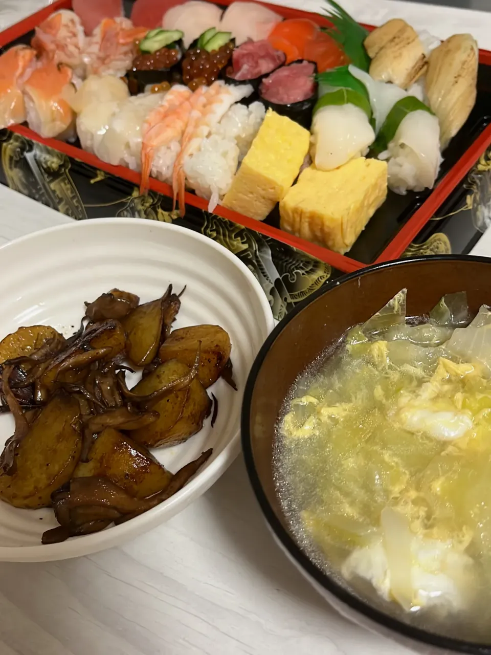 Snapdishの料理写真:お寿司🍣キャベツの中華風スープ🫕じゃがいもと舞茸のバター醤油炒め🥔|ぽまさん