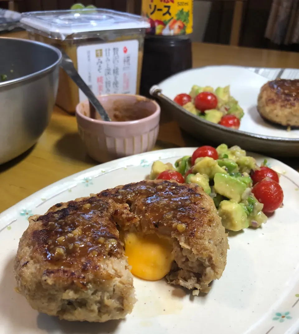 チーズインハンバーグに万能味ソースをかけて✨付け合わせにアボカドとトマトの万能ソースマリネを✨|さらっと🍀さん