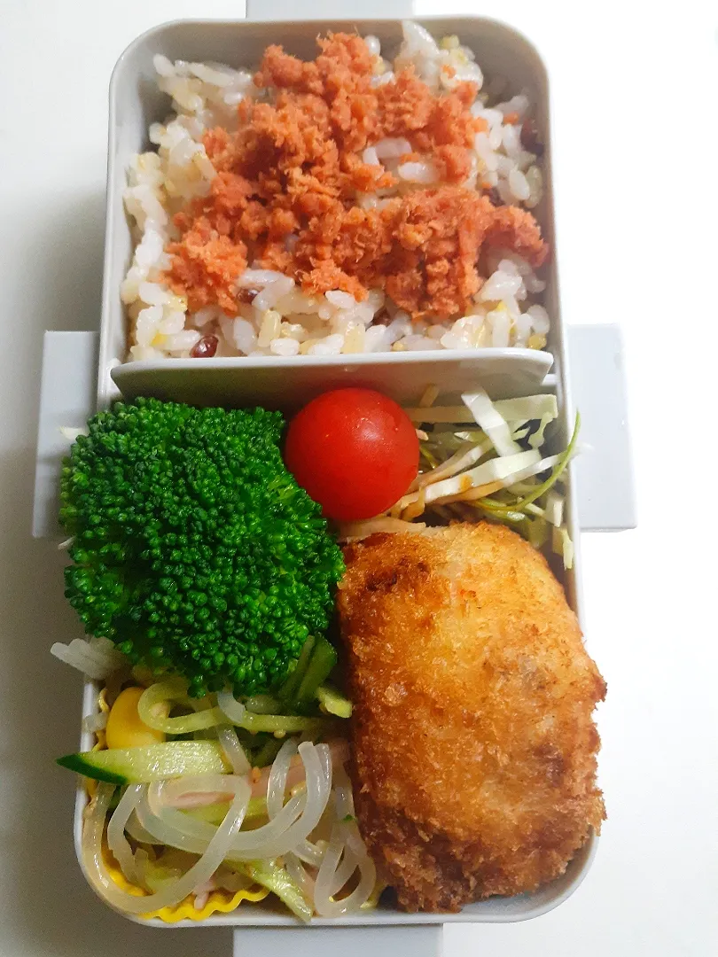 Snapdishの料理写真:☆中学生弁当☆雑穀米鮭ごはん、キャベツ、ブロッコリー、ミニトマト、コロッケ、春雨サラダ|ｼｮｺﾗさん