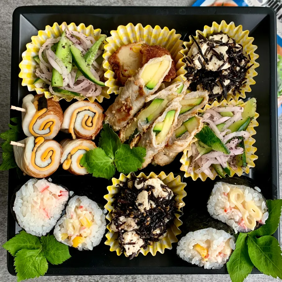 Snapdishの料理写真:紙カップ活用のお弁当|らぴすらずり(らぴ)さん