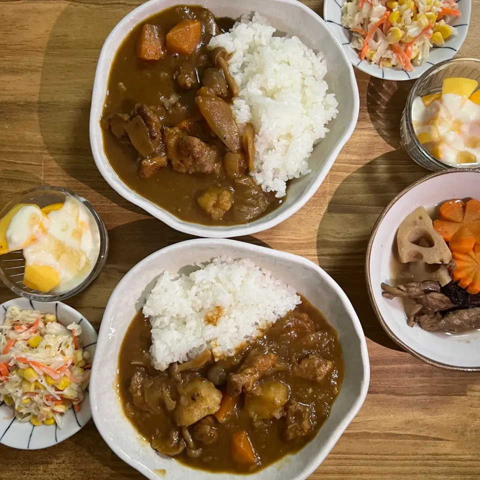 普通のカレーライス、蓮根と牛蒡とせせりの煮物、コールスローサラダ、柿の豆乳ヨーグルトかけ|fuyamaさん