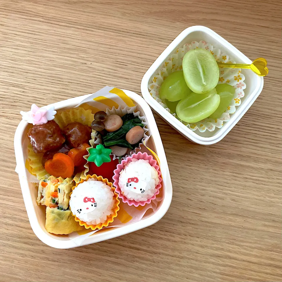 Snapdishの料理写真:鮭おむすび弁当|ふうりんさん