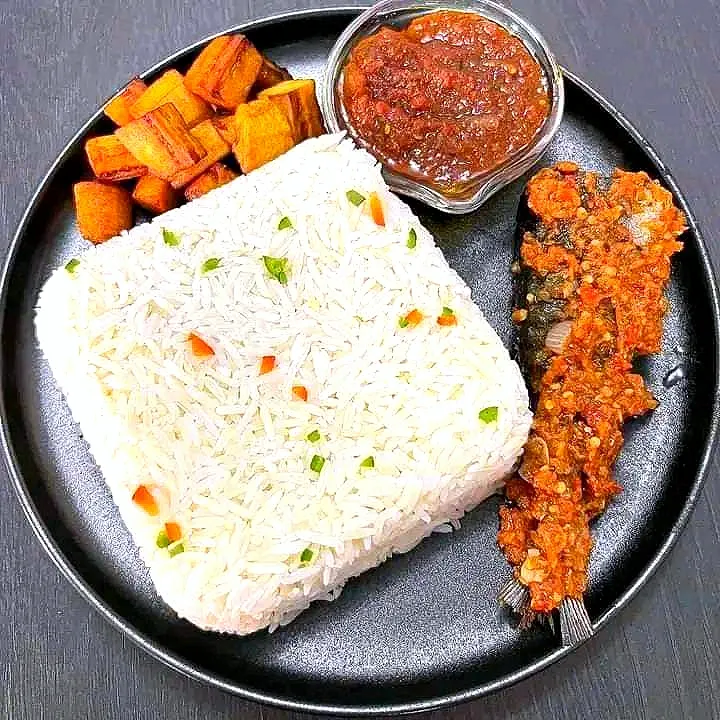 Snapdishの料理写真:Sunday Lunch.
 Rice, plantain and fish Sauce.|MOさん