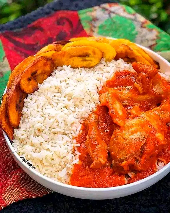 Lunch is served. 
Rice with chicken stew, chicken and  fried plantains.|MOさん