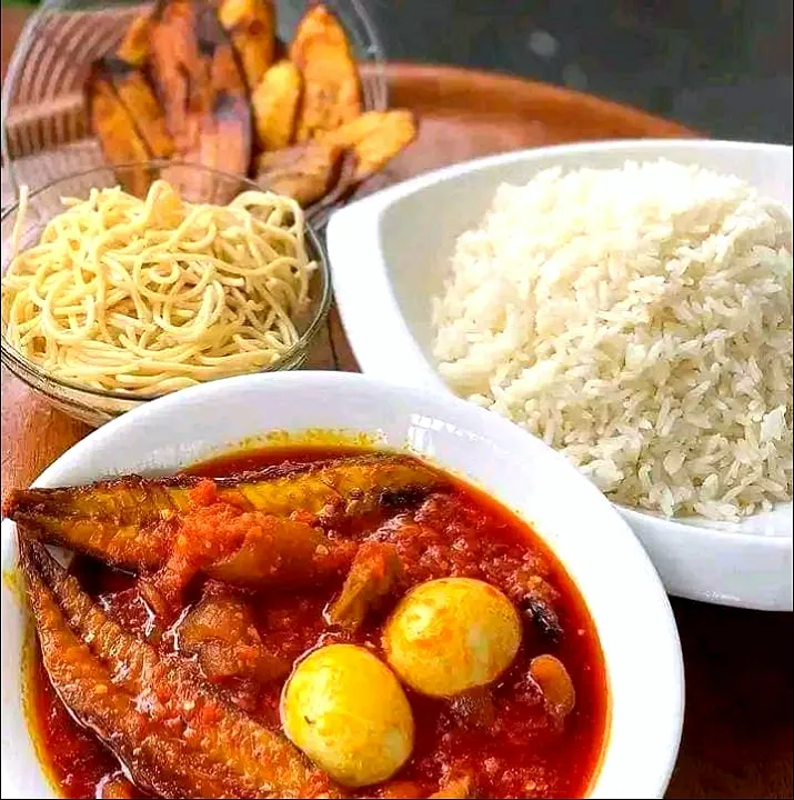 So many ways to enjoy lunch. Here is rice, spaghetti and plantains eaten with egg and fish sauce...yum!|MOさん