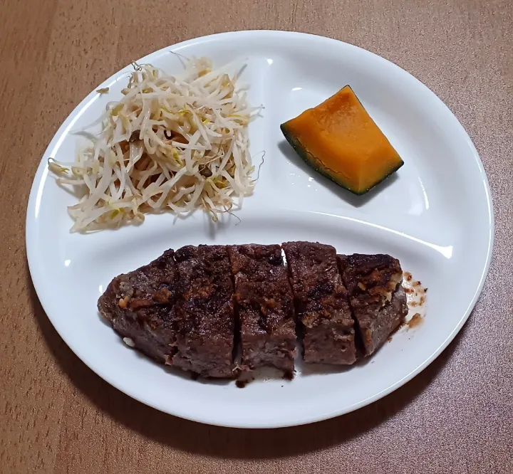 昨夜の晩御飯🌃🍴
ミスジステーキ
もやしのごまダレかけ
かぼちゃ
ご飯🍚|ナナさん