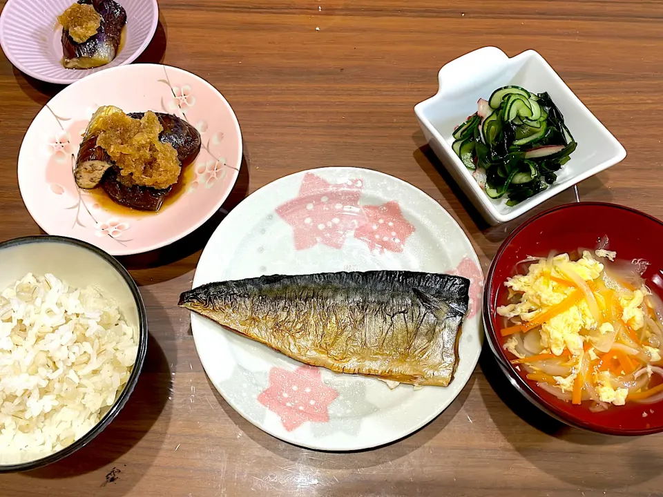 Snapdishの料理写真:塩サバ　玉ねぎと人参のかき玉汁　タコときゅうりの酢の物　茄子の焼き浸し|おさむん17さん