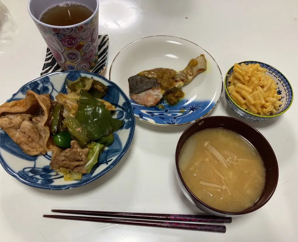 晩御飯☆回鍋肉☆秋鮭のカレーマヨ焼き☆マカロニチーズ☆みそ汁（大根・白菜・えのき）|Saharaさん