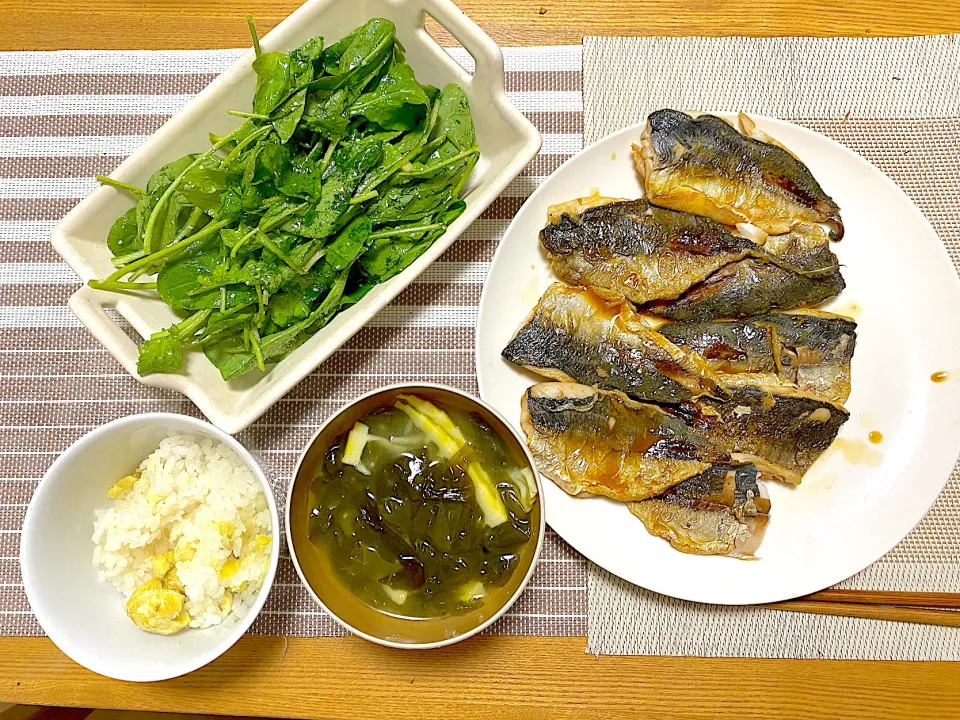 鯵の蒲焼き🐟、ルッコラのチーズサラダ🧀、山栗で栗ご飯🌰、わかめと筍の味噌汁|1614さん